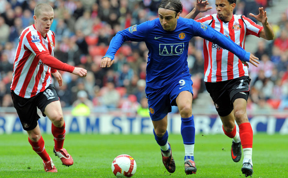 PARKERTE POLITIET: Sunderland-spiller Grant Leadbitter (t.v.) trodde han ble forfulgt av Newcastle-supportere, som viste seg � v�re politimenn i sivil.Foto: SCANPIX/AFP PHOTO/ANDREW YATES