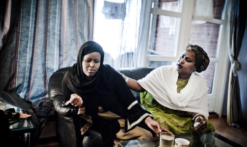 STOLER P� POLITIET: Enken etter Bakke, Fahmo Mohamad Omar, og stores�steren til offeret Areta Hussein Ugas, sier til Dagbladet at de stoler p� at politiet gj�r en riktig jobb. De �nsker ikke � legge seg opp i hvem som har drept hvem, men h�per at de riktige blir d�mt i alle saker. Foto: THOMAS RASMUS SKAUG