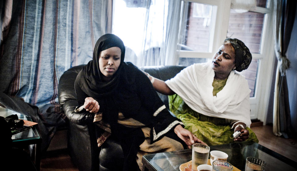TR�STER: Enka Fahmo Mohamad Omar og Atle Bakkes stores�ster Areta Hussein Ugas minnes Bakke som en kjempesnill, hjelpsom og en god far. I g�r begravde de sin kj�re. Foto: THOMAS RASMUS SKAUG
Foto: Thomas Rasmus Skaug