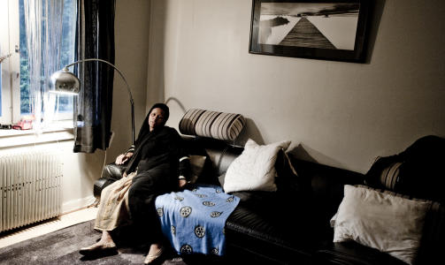 T�R IKKE BO HJEMME: Enken etter Atle Bakke, Fahmo Mohamad Omar, t�r ikke bo hjemme etter at ektemannen ble drept. - Det er s� mange minner her ogs�. Jeg kommer til � flytte ut, sier hun. Foto: THOMAS RASMUS SKAUG