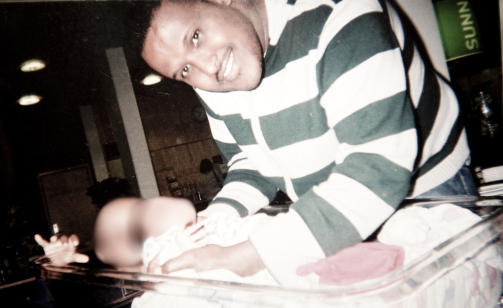 DREPT: Atle Bakke ble kalt Abdi blant venner og familie. Her viser han stolt frem sitt andre barn med kona Fahmo for �tte m�neder siden. Et tredje barn er ventet � komme om fire til fem m�neder. Foto: Privat