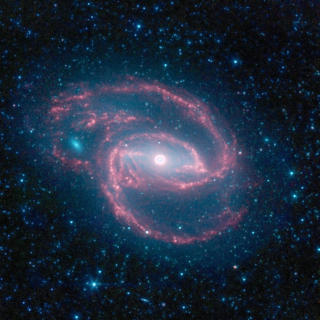 I EN GALAKSE LANGT, LANGT UNNA: Dette ferske Spitzer-bildet viser spiralgalaksen NGC 1097 som ligger 50 millioner lys�r unna jorda. Foto: AFP PHOTO/NASA/JPL-CALTECH