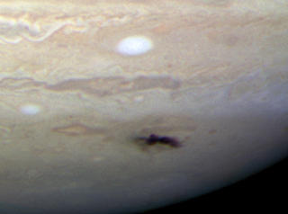 BOMBARDERT: Dette Hubble-bildet viser et arr p� st�rrelse med jorda p� Jupiter. Planeten ble i juli rammet av en stor asteroide eller komet. Foto: AP Photo/NASA