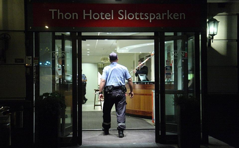 SABELMAN L�S I OSLO:  V�pnet med en sabel ranet en mann Thon Hotel Slottsparken for penger og alkohol i natt. Foto: SVEIN GUSTAV WILHELMSEN