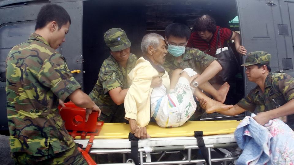 FUNNET I LIVE: En eldre mann hjelpes ut av et helikopter etter � ha blitt reddet fra en uv�rsherjet landsby i Kaohsiung i det s�rlige Taiwan. Foto: SCANPIX / Pichi Chuang / REUTERS