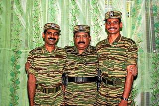 TIDLIGERE LEDER: Her st�r den tidligere lederen for Tamiltigrene (LTTE), Velupillai Prabhakaran (i midten), sammen med to selvmordspiloter. Foto: AFP