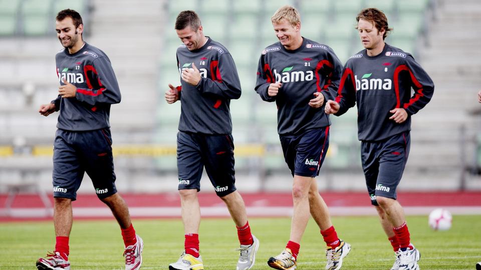 PERFEKT ALDERSSNITT: Esten O. S�ther mener de fleste landslagsgutta holder et mesterskap til. Her er Norge representert ved Kjetil W�hler, Steffen Iversen og Simen Brenne under trening p� Bislett Stadion mandag. Foto: Scanpix