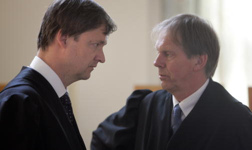 FIENDER I RETTEN: Forsvarsadvokat John Christian Elden og statsadvokat Bj�rn Soknes sto p� hver sin side i retten da forhandlingene etter Heimdal-drapet gikk i fjor. N� �pner statsadvokaten drapssaken p� gl�tt. Foto: TOM E. �STHUUS