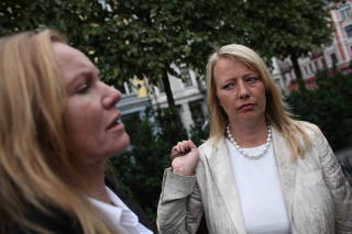 R�MTE MED BARNA: Anne Cecilie Hopstock hentet barna i Marokko. Her sammen med sin advokat Marte Svarstad Brodtkorb (til h�yre). Foto: Tomm W. Christiansen