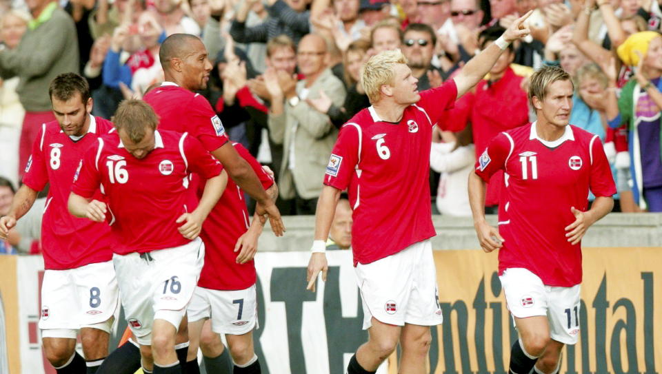 GODT FORHOLD: John Carew garanterer at hans forhold til John Arne Riise er helt greit n�. Og spisskjempen mener Riise viste stor styrke da han leverte en kamp av ypperste klasse i kveld. Foto: Stian Lysberg Solum, Scanpix