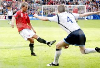2-0: Morten Gamst Pedersen b�yer inn til tom�lsledelse rett f�r pause. 
Foto: Kyrre Lien / SCANPIX