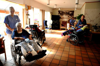 F�LER SEG UTRYGG: - Jeg f�ler meg utrygg n�r det er s� f� sykepleiere p� jobb, sier Bj�rg Hidle (83), som er bor p� Stabekk bo- og behandlingssenter. Her sammen med sykepleier Birgit Kaasa. Foto: �ISTEIN NORUM MONSEN