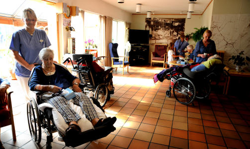F�LER SEG UTRYGG: - Jeg f�ler meg utrygg n�r det er s� f� sykepleiere p� jobb, sier Bj�rg Hidle (83), som er bor p� Stabekk bo- og behandlingssenter. Her sammen med sykepleier Birgit Kaasa. Foto: �ISTEIN NORUM MONSEN