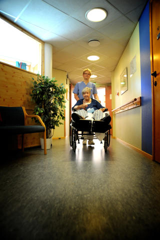 - GJ�R INGENTING: - De snakker og snakker, men de gj�r ingenting, sier Bj�rg Hidle (83). Foto: �ISTEIN NORUM MONSEN
