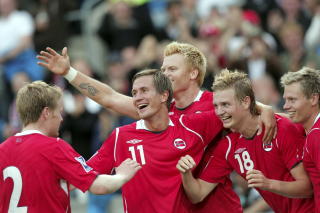 3-0: Erik Huseklepp feirer sammen med to ganger Riise, Gamsten og H�gli etter � ha sklidd inn til 3-0 p� Ullevaal.
Foto: Stian Lysberg Solum / SCANPIX