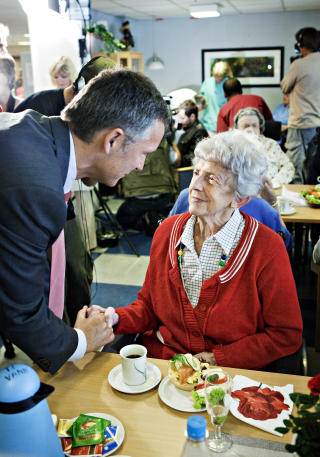 LOVER: Mandag la Jens Stoltenberg fram en ny �eldreplan�. Der lovte regjeringen blant annet 12000 nye �rsverk innen 2015. Foto: NINA HANSEN