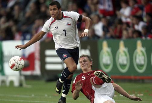 P� ETTERSKUDD: Michael Jacobsen og Danmark fikk det t�ft mot Chile og Alexis Sanchez i Parken.Foto: SCANPIX/AP Photo/Lars Poulsen/POLFOTO