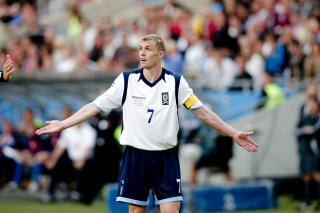 FRUSTRERT: Darren Fletcher mente at John Arne Riise og John Carew hadde flere taklinger som kvalifiserte til r�dt kort i g�r kveld. 
Foto: Stian Lysberg Solum / SCANPIX