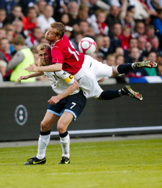 TUNGT: Darren Fletcher i duell med Christian Grindheim under kveldens kamp.Foto: Stian Lysberg Solum / SCANPIX