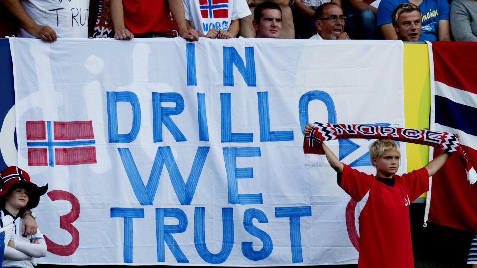 FORNYET TILLIT: Ullevaal-publikummet viste sin st�tte til landslagssjef Egil Olsen etter festforestillingen mot Skottland. VM-h�pet overlevde kvelden.Foto: Kyrre Lien / SCANPIX