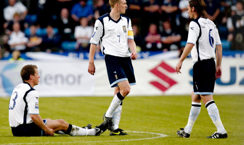 M� REISE SEG:
Skottlands Christophe Berra, Darren Fletcher og Graham Alexander depper p� Ullevaal-gresset. Med ti mann ble de etter hvert overkj�rt av Norge.
Foto: Stian Lysberg Solum / SCANPIX