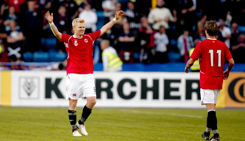 GOD GRUNN TIL � JUBLE: John Arne Riise lot f�ttene snakke under kampen mot Skottland. Etter oppgj�ret takket han for folkets st�tte.Foto: Stian Lysberg Solum / SCANPIX