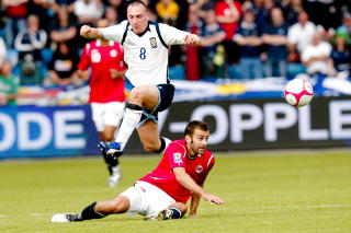 SLEPEN KRIGER:
Magne Hoseth mot skottlands Scott Brown. Norge vant 4-0-
Foto: Stian Lysberg Solum / SCANPIX