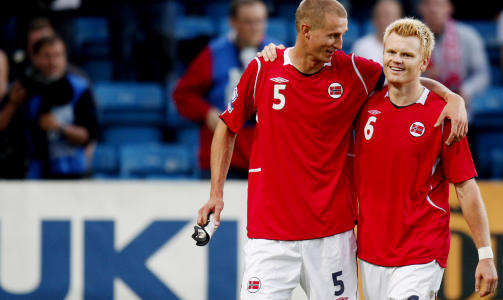 IMPONERT: Kaptein Brede Hangeland var ogs� imponert over hvordan John Arne Riise presterte i kveld.Foto: Kyrre Lien, Scanpix