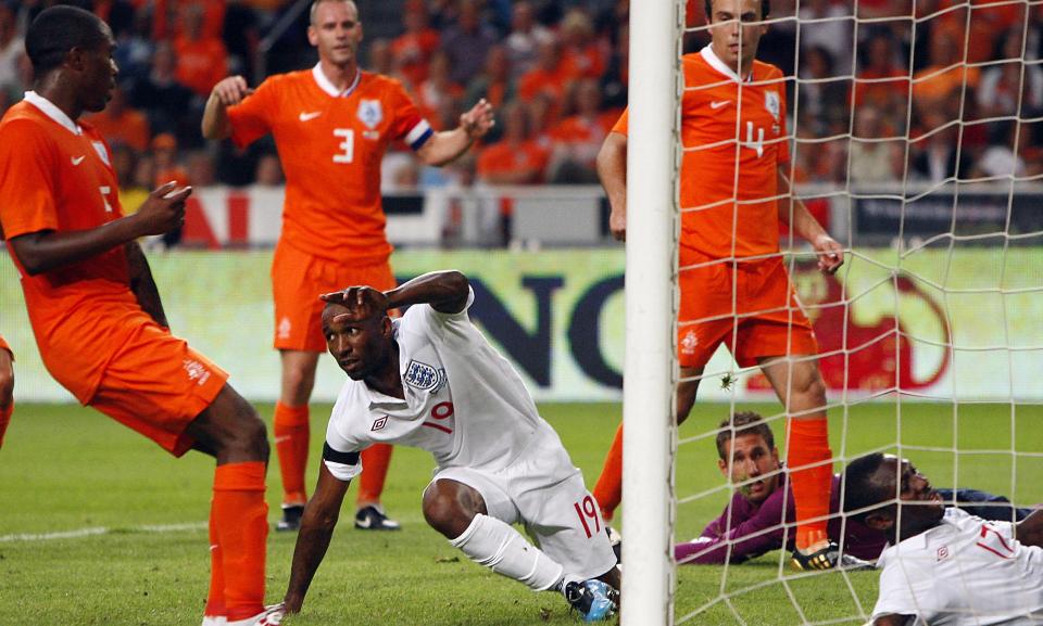 SLO TILBAKE: England l� under 0-2 til pause, men kjempet seg tilbake i storkampen mot Nederland etter hvilen da innbytter Jermaine Defoe scoret to ganger.Foto: SCANPIX/REUTERS/Robin van Lonkhuijsen/United Photos