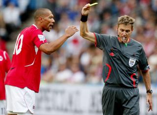 BURDE V�RT UTVIST?: John Carew fikk gult kort i g�r kveld. 
Foto: Kyrre Lien / SCANPIX