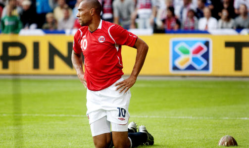 MYE KRIGING: John Carew fikk en plastikkhjelm kastet etter seg da han ble liggende p� gresset etter en av mange t�ffe dueller mot Skotland.
Foto: Kyrre Lien / SCANPIX