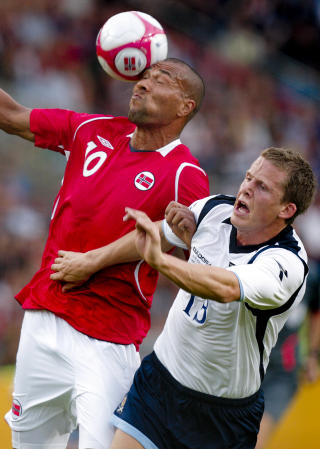 OSLO 20090812:
John Carew i kamp mot Skottlands Christophe Berra under landskampen mellom Norge og Skottland p� Ullevaal Stadion onsdag kveld. Kampen endte 4-0.
Foto: Stian Lysberg Solum / SCANPIX