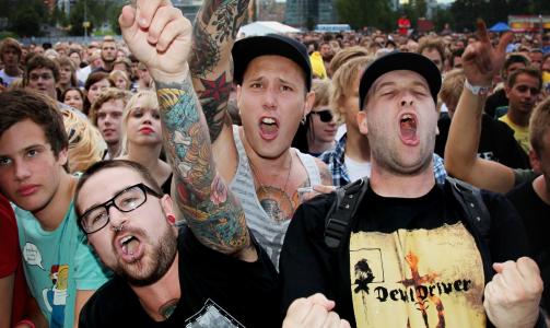 REGNTUNGT: H�ljeregnet fikk ekstra fart i publikum. Foto: Eirik Urke