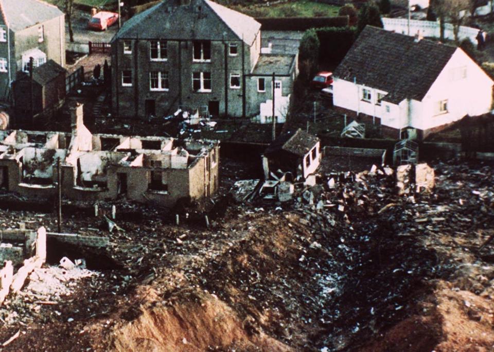 TERRORTRAGEDIE: 259 flypassasjerer og elleve p� bakken d�de da Pan Am Flight 103 ble sprengt over Lockerbie i Skottland 21. desember 1988. Foto: Scanpix/AP Photo/Martin Cleaver