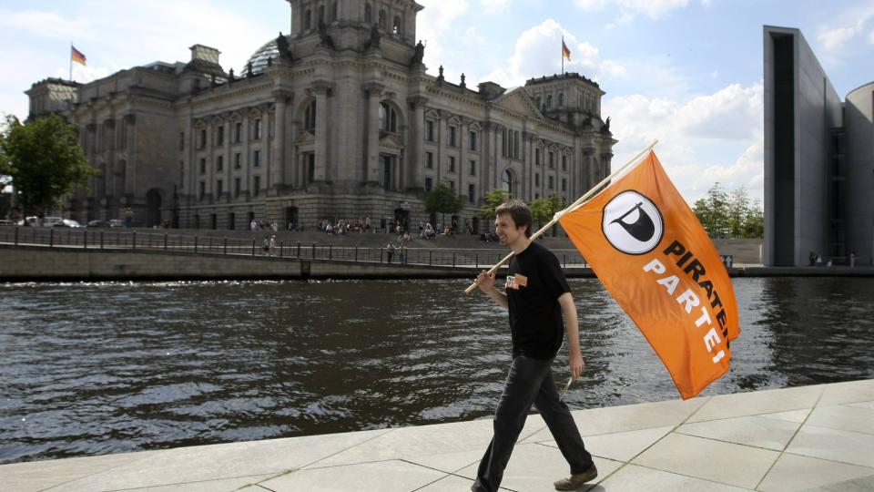 STILLER TIL VALG: Det svenske Piratpartiet stiller liste b�de ved riksdagsvalget og til kommunevalget neste �r. Foto: SCANPIX