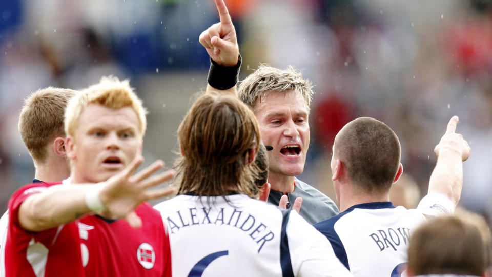 R�DT KORT: De skottske spillerne diskuterer med dommeren etter at Gary Caldwell blir utvist under landskampen mellom Norge og Skottland p� Ullevaal stadion onsdag kveld.  Dommeren fikk hard kritikk av de skotske spillerne etter kampen i g�r. Foto: Kyrre Lien / SCANPIX