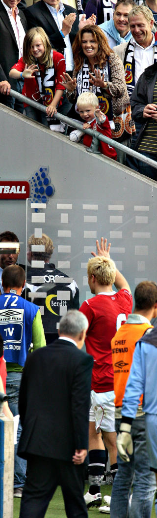 PAUSE: John Arne Riise ble
jublet inn i garderoben av
mamma, datteren Ariana og
Noah. Foto: Arnt E. Folvik