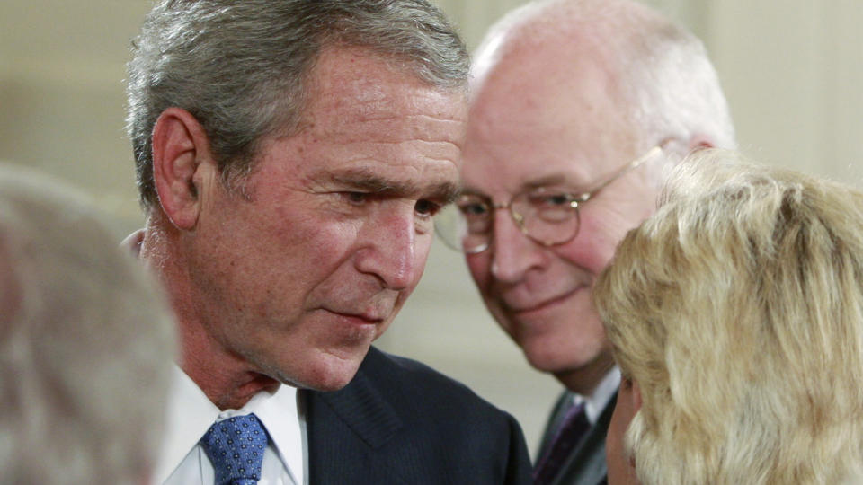 SNAKKES P� TELEFONEN: George W. Bush og Dick Cheney da de m�ttes i januar i �r. De to tidligere n�re medarbeiderne snakkes p� telefon n� og da, men de anser seg ikke for � v�re venner, skriver The Washington Post. If�lge kilder de har snakket med mener Cheney at Bush sviktet og ga etter for presset fra opinionen. Et tegn p� moralsk svakhet, if�lge Cheney.  Foto: REUTERS/Jason Reed/SCANPIX