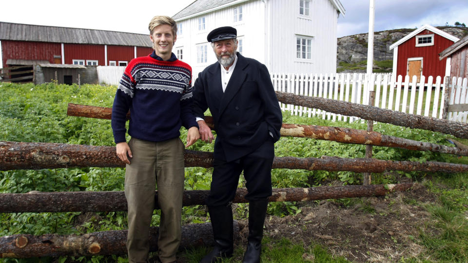 MENTOR: Programleder Gaute Gr�tta Grav har med seg 79 �r gamle Hans Borgjord som mentor i neste �Farmen�. Foto: TOM E: �STHUUS/DAGBLADET