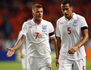 KJEFT: David Beckham og Rio Ferdinand snakker sammen p� vei inn i garderben. Foto: REUTERS/Michael Kooren