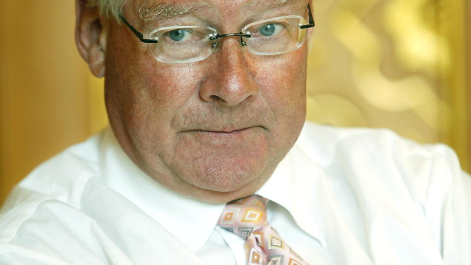 LEI ARBEIDERPARTIET: Frps eldregeneral, Carl I. Hagen, er ikke overrasket over at norske eldre ikke f�r hjelpen de har krav p�. Han er lei Arbeiderpartiets l�fter, og mener eldre forskjellsbehandles. Foto: Jaques Hvistendal