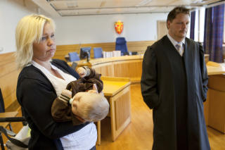 FORSVARSTALE: Monia Johansson kom med en f�lelsesladet forsvarstale for hunden Majlo i retten. Til h�yre: Forsvarer Sigvart Bilstad. Foto: Ole Morten Melg�rd.