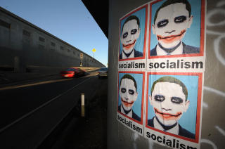 SOSIALIST: �Sosialist� er et annet skjellsord som Obama har f�tt slengt etter seg. Disse plakatene av Obama som Jokeren dukket opp i Los Angeles denne m�neden. Foto: AFP PHOTO / ROBYN BECK/SCANPIX