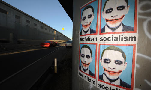 JOKEREN: Disse plakatene av Obama som Jokeren i Batman dukket opp i Los Angeles i begynnelsen av denne m�neden. Foto: AFP PHOTO/ROBYN BECK/SCANPIX