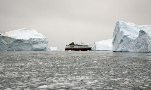 ISSKIP: M/S Fram har h�yeste isklasse og har ingen pr�blemer med isflakene i polomr�dene. Foto: Hurtigruten