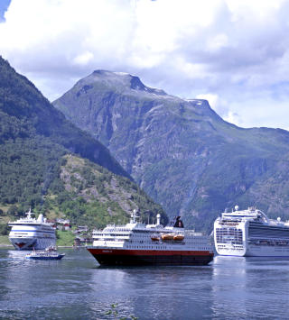 SOMMERSKIP: D�rlige tider sender M/S Nordlys i b�yene kommende vinter. Her ligger kystskipet i godt selskap i Geiranger forrige tirsdag sammen med Aidaaura (t.v.) og Crown Princess. Foto: Eivind Pedersen