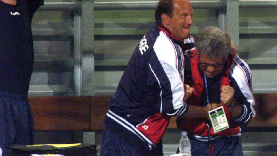 HAR SAMARBEIDET F�R: Landslagssjef Egil Drillo Olsen og hans assistent Nils Johan Semb jubler etter mirakelet i Marseille sankthansaften 1998 - Norge g�r opp til 2-1 og sl�r Brasil i VM.Foto: Arnt E. Folvik, Dagbladet