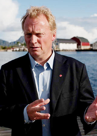 EGGET TIL KAMP: Partisekret�r i Arbeiderpartiet Raymond Johansen gikk hardt ut mot Frp i g�r. Ap vil ikke bestemme seg for om de vil �pne Lofoten og Vester�len for oljeutvinning f�r 2010. Foto: Matias Nordahl Carlsen