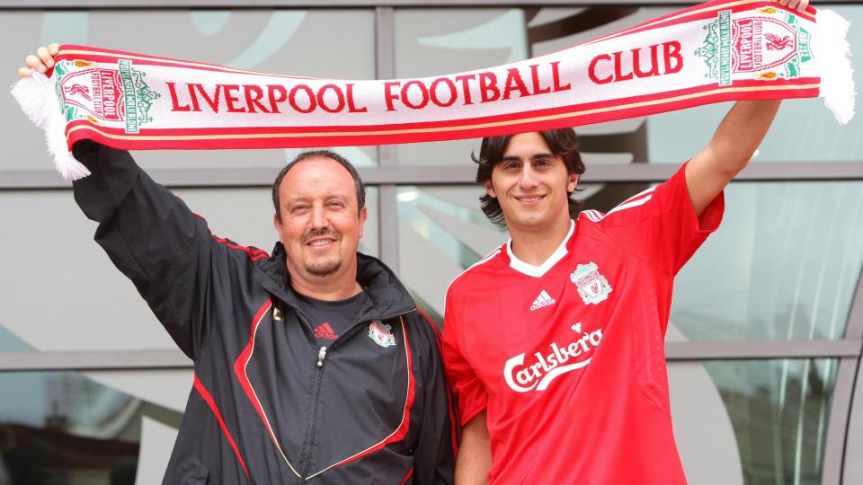 PRATET MED RIISE: Alberto Aquilani sier at John Arne Riises varme ord om Liverpool overbeviste ham til � skrive under en fem�rskontrakt med klubben. N� ser han fram til � samarbeide med manager Rafa Benitez.Foto: SCANPIX/AP Photo/ Martin Rickett/PA