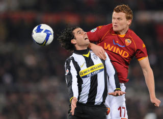 TALTE LIVERPOOLS SAK: John Arne Riise overbeviste Alberto Aquilani om at Liverpool var rett sted � fortsette karrieren.Foto: SCANPIX / AFP PHOTO / ALBERTO PIZZOLI